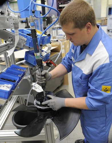 Montage von hocheffizienten elektronisch geregelten GreenTech EC-Ventilatoren. - ots / ebm-papst - © ots / ebm-papst
