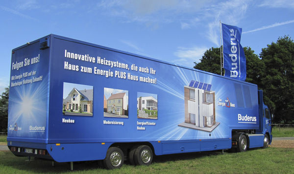 Auffallende Erscheinung: Heizungsfachfirmen können den Buderus Promotiontruck zur Information ihrer Kunden über das Energie-Plus-Haus buchen. - © Buderus
 Auffallende Erscheinung: Heizungsfachfirmen können den Buderus Promotiontruck zur Information ihrer Kunden über das Energie-Plus-Haus buchen. - Buderus