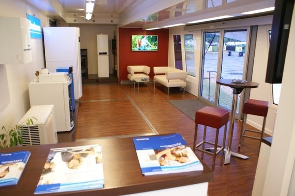 Wechselweise sind im Buderus-Promotiontruck verschiedene Produkte für ein Energie-Plus-Haus im Neubau und im Gebäudebestand zu sehen. - Buderus