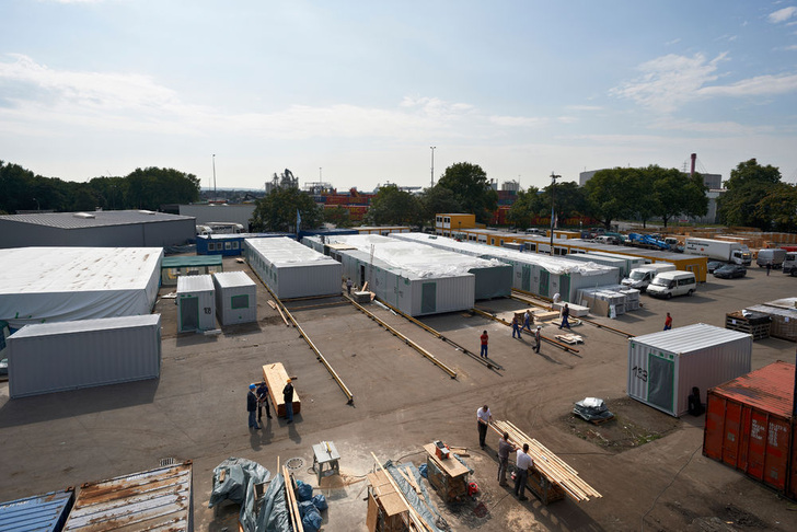 Auf 12.000 m² im Duisburger Hafengebiet wurden die 134 Stationscontainer vorinstalliert und vollständig ausgestattet. - Viega - © Viega
