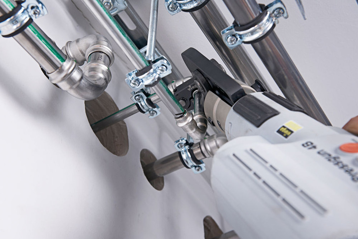 Das optimale Werkzeug auch für die Antarktis: Verpressen bei Umgebungstemperaturen um den Gefrierpunkt und auf engstem Raum — hier mithilfe von Pressringen. - Viega