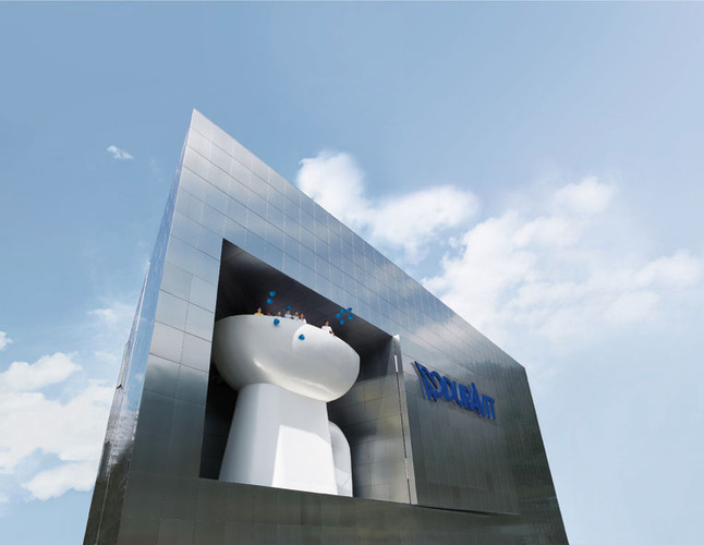 Duravit Design Center in Hornberg. Das markante Riesen-WC ist eine Aussichtsplattform. - © Duravit
 Duravit Design Center in Hornberg. Das markante Riesen-WC ist eine Aussichtsplattform. - Duravit