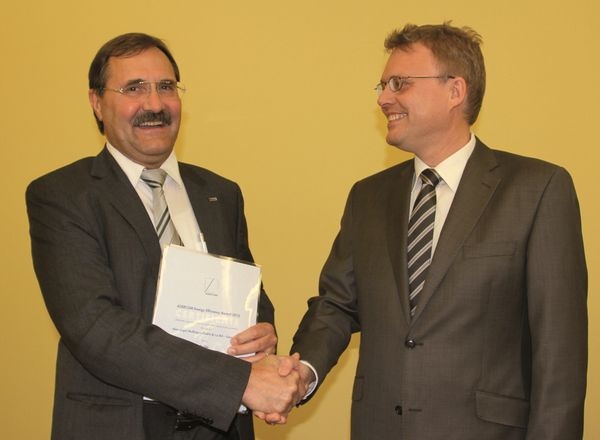 Dr. Bruno Lindl, Geschäftsführer Forschung und Entwicklung von ebm-papst nimmt von Prof. Dr. Michael Arnemann, Hochschule Karlsruhe, den ASERCOM Energy Efficiency Award entgegen. - ebm-papst