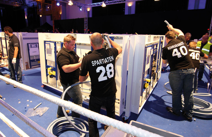 Die Teilnehmer stellten nicht nur ihr handwerkliches Können unter Beweis. - Geberit