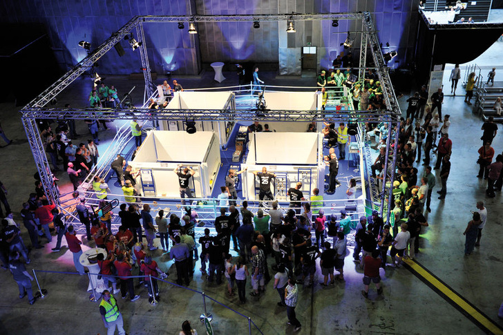 Angefeuert von den Fans kämpfen die Installateure in Zweier-Teams um den Sieg. - Geberit