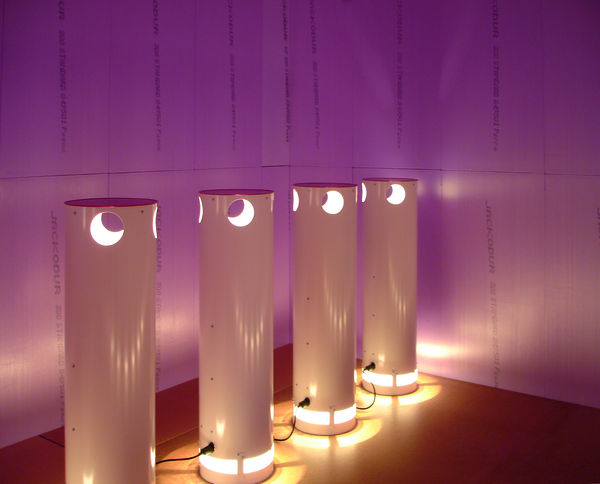 Zwölf Dummys im Zehnder-Prüfraum zur Kühlleistungsmessung simulieren Personen, die Wärme abgeben. Gemessen wird bei Übertemperaturen von 6, 8 sowie 10 K, wobei die Raumtemperatur stets konstant bleibt. - Zehnder