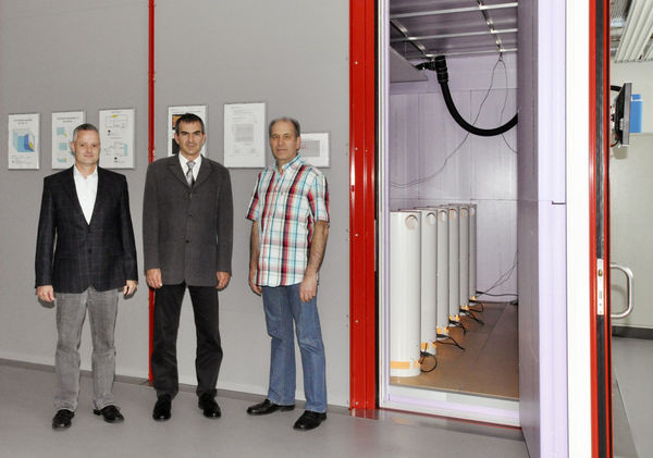 Thomas Schneider, Leiter wärmetechnisches Labor, Steffen Porsche, Leiter Technische Dienste und Heinz Hort, Mechaniker für die Durchführung der Messungen (v.l.), präsentieren den neuen Zehnder-Prüfraum zur Kühlleistungsmessung. - Zehnder