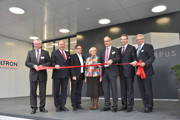 Eröffnung des Energy Campus (von links): Rudolf Sonnemann, Vorsitzender der Stiebel-Eltron-Geschäftsführung, Firmeninhaber Ulrich Stiebel mit seiner Ehefrau Inge, dazwischen Architekt Adi Steger, Paul Stalder, Geschäftsführer Schweiz, sowie die Geschäftsführer Karlheinz Reitze (Marketing / Vertrieb) und Marc-Jan Schutte (International). - Stiebel Eltron - © Stiebel Eltron
Eröffnung des Energy Campus (von links): Rudolf Sonnemann, Vorsitzender der Stiebel-Eltron-Geschäftsführung, Firmeninhaber Ulrich Stiebel mit seiner Ehefrau Inge, dazwischen Architekt Adi Steger, Paul Stalder, Geschäftsführer Schweiz, sowie die Geschäftsführer Karlheinz Reitze (Marketing / Vertrieb) und Marc-Jan Schutte (International). - Stiebel Eltron - © Stiebel Eltron
