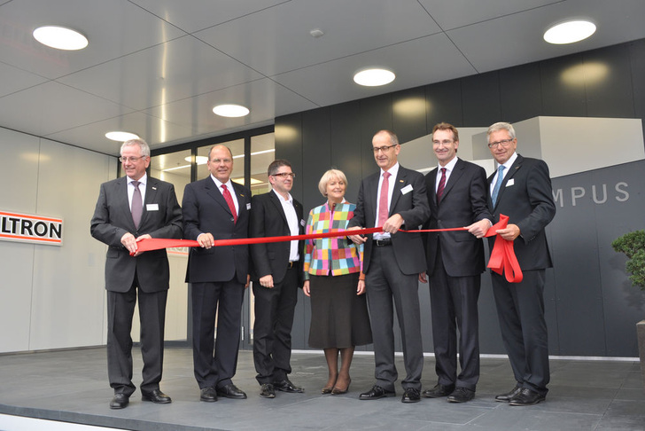 Eröffnung des Energy Campus (von links): Rudolf Sonnemann, Vorsitzender der Stiebel-Eltron-Geschäftsführung, Firmeninhaber Ulrich Stiebel mit seiner Ehefrau Inge, dazwischen Architekt Adi Steger, Paul Stalder, Geschäftsführer Schweiz, sowie die Geschäftsführer Karlheinz Reitze (Marketing / Vertrieb) und Marc-Jan Schutte (International). - Stiebel Eltron - © Stiebel Eltron
