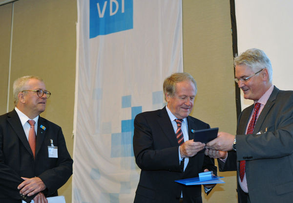 Verleihung der VDI-Ehrenplakette (v.l.): Prof. Dr.-Ing. Jürgen Tenhumberg, FH Trier, Dipl.-Ing. Siegfried Weishaupt und Prof. Dr.-Ing. Wilfried Clauß, Vorsitzender der VDI-Gesellschaft Bauen und Gebäudetechnik. - © VDI
 Verleihung der VDI-Ehrenplakette (v.l.): Prof. Dr.-Ing. Jürgen Tenhumberg, FH Trier, Dipl.-Ing. Siegfried Weishaupt und Prof. Dr.-Ing. Wilfried Clauß, Vorsitzender der VDI-Gesellschaft Bauen und Gebäudetechnik. - VDI