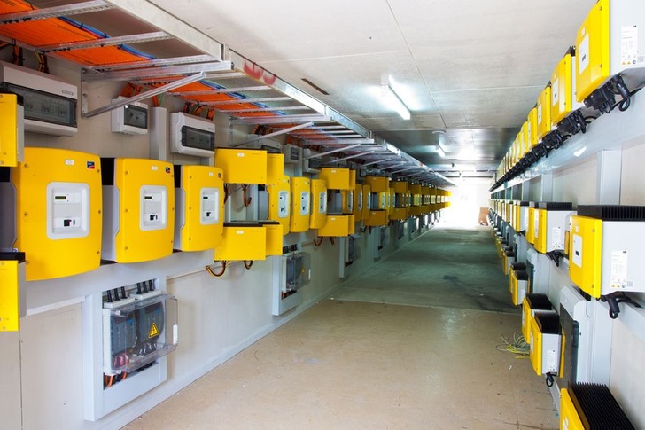 Die Sunny Island Wechselrichter von SMA steuern die auf den drei Atollen installierten Inselnetzsysteme. - SMA / Alexander Kaemmerer - © SMA / Alexander Kaemmerer
