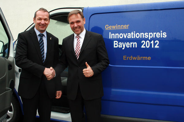 Georg Goldbach (links), Leiter Vertrieb und Marketing Zentraleuropa bei Uponor, gratuliert Geschäftsführer Harry Steinhäuser zum Bayerischen Innovationspreis für den patentierten Boden-Klima-Tauscher. - Uponor