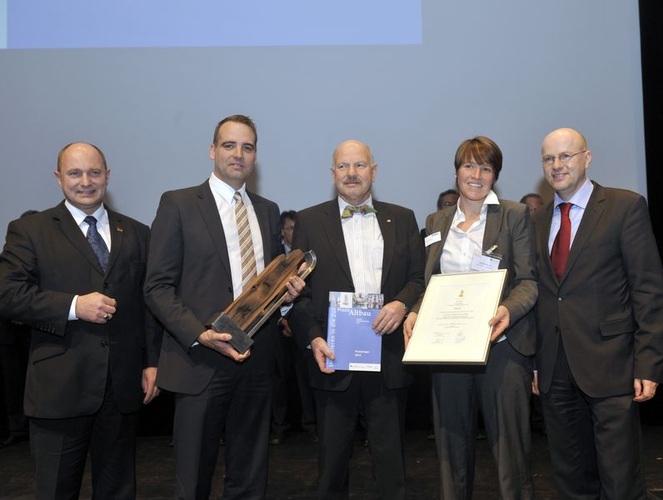 Dr. Jens Wichtermann (2. v.l.), Direktor Unternehmenskommunikation und Nachhaltigkeitsmanagement bei Vaillant, freut sich über die Auszeichnung der Zeolith-Gas-Wärmepumpe zeotherm. - BAKA