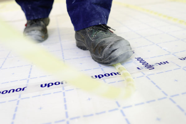 Uponor Klett: Das Klettband der Rohre verzahnt sich mit der Haftfolie auf den Dämmplatten. - Uponor