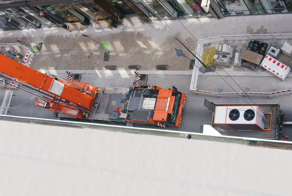 Die Anlieferung aus der Vogelperspektive: Ein Kran hob den 2 t schweren Kaltwassersatz auf das Passagendach. - CoolEnergy