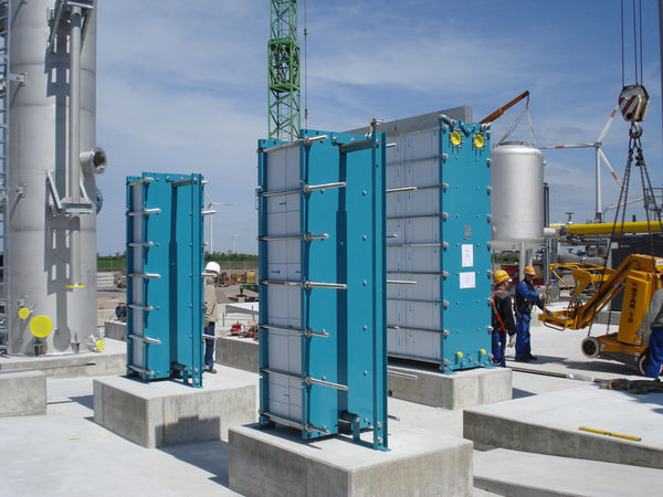 3,5 m hohe Plattenwärmeübertrager in einer Fermentationsanlage zur Reinigung von Biogas. - thermowave - © thermowave
3,5 m hohe Plattenwärmeübertrager in einer Fermentationsanlage zur Reinigung von Biogas. - thermowave - © thermowave