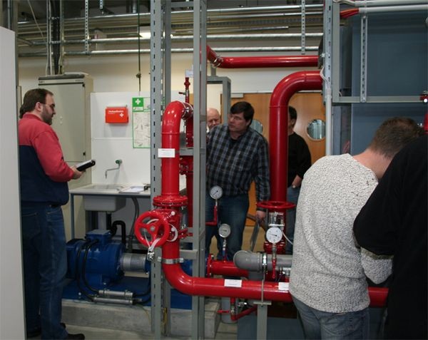 Teilnehmer prüfen selbst im 1:1-Maßstab... - Eipos