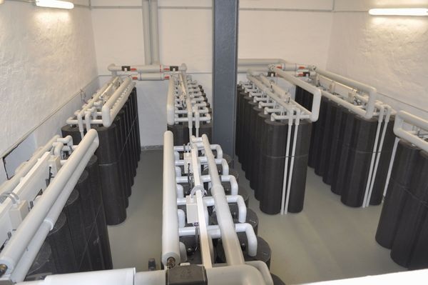 Im Studentenwerk Düsseldorf befinden sich 496 Zylinder mit Natriumacetat als Speichermedium für BHKW-Abwärme. - © HM Heizkörper
 Im Studentenwerk Düsseldorf befinden sich 496 Zylinder mit Natriumacetat als Speichermedium für BHKW-Abwärme. - HM Heizkörper