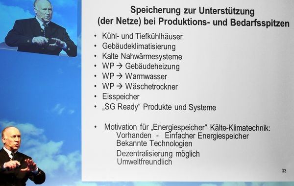 Rainer Jakobs erläutert die Speicherfunktion von Kältemaschinen und Wärmepumpen zur Stabilisierung des Stromnetzes. - GV - © GV
Rainer Jakobs erläutert die Speicherfunktion von Kältemaschinen und Wärmepumpen zur Stabilisierung des Stromnetzes. - GV - © GV