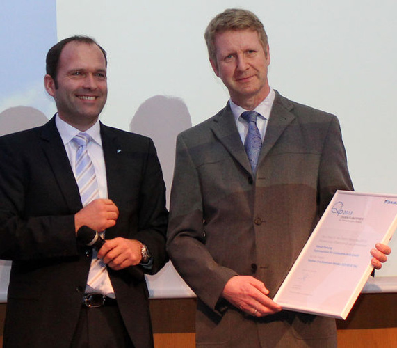 Gunther Gamst (links), Geschäftsführer von Daikin Airconditioning Germany, hat Frank Strelow, Geschäftsführer Hansa-Planung, die Urkunde für den 1. Platz beim 4. Daikin Planerpreis übergeben. - GV