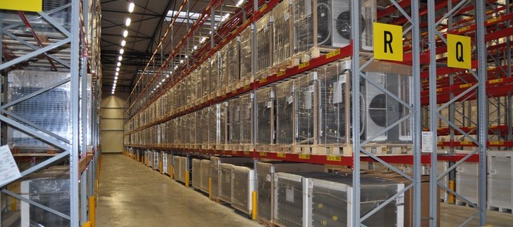 In den Regalen der neuen Logistikhalle lagert Fertigware zum Versand in alle Welt. - Stiebel Eltron - © Stiebel Eltron
In den Regalen der neuen Logistikhalle lagert Fertigware zum Versand in alle Welt. - Stiebel Eltron - © Stiebel Eltron