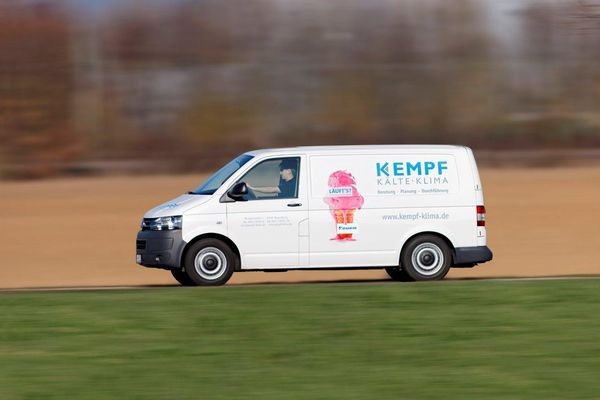 Eine Eistüte schmückt als Key Visual aufmerksamkeitsstark die Fahrzeuge von Kempf Kälte- & Klimatechnik. - Daikin - © Daikin
Eine Eistüte schmückt als Key Visual aufmerksamkeitsstark die Fahrzeuge von Kempf Kälte- & Klimatechnik. - Daikin - © Daikin