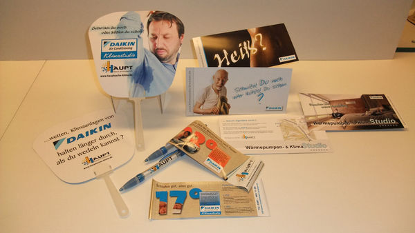 Mit diesen Give-aways wirbt Haupt Wärme & Klimatechnik vorrangig an heißen Tagen für Klimaanlagen im Privatmarkt. - Daikin - © Daikin
Mit diesen Give-aways wirbt Haupt Wärme & Klimatechnik vorrangig an heißen Tagen für Klimaanlagen im Privatmarkt. - Daikin - © Daikin