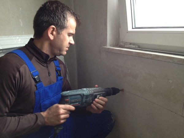 Rainer Sebastian bei der Heizkörperinstallation. - Sebastian e.K.