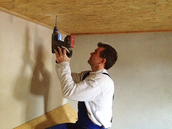 Rainer Sebastian bei Montagearbeiten in einem Holzpellet-Bunker. - Sebastian e.K.