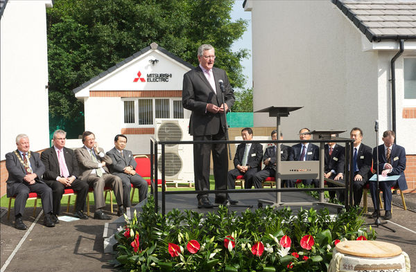 Fergus Ewing, Minister for Energy, Enterprise and Tourism of the Scottish Parliamant, eröffnet zusammen mit hochrangigen Vertretern aus Politik und von Mitsubishi Electric das Forschungs- und Entwicklungszentrum in Livingston. - Mitsubishi Electric