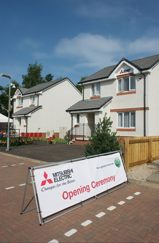 Baugleiche Musterhäuser zum Testen und zum direkten Vergleich von Heiz- und Klimatechnik. - Mitsubishi Electric