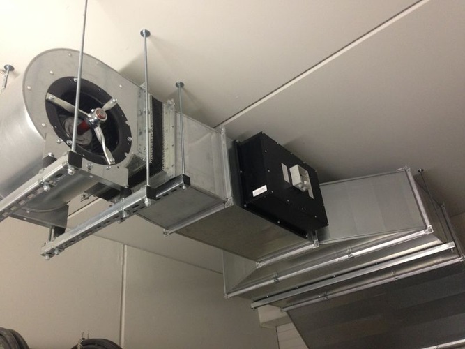 “Active Noise Control“ im praktischen Einsatz: In der schwarzen Box sind die Sensorik, die Gegenschallquelle und die Elektronik untergebracht. - WaveScape Technologies - © WaveScape Technologies
“Active Noise Control“ im praktischen Einsatz: In der schwarzen Box sind die Sensorik, die Gegenschallquelle und die Elektronik untergebracht. - WaveScape Technologies - © WaveScape Technologies
