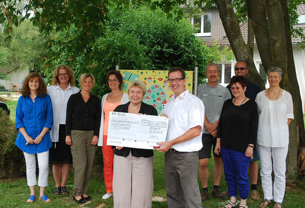 Stellvertretend für SOS-Kinderdorf nimmt Hanne Mörtl (vorne links) vom Kinderdorf in Schorndorf den Scheck über 25.606 Euro aus den Händen von Honeywell-Marketingleiter Jens Bredemeier (vorne rechts) entgegen. - Honeywell