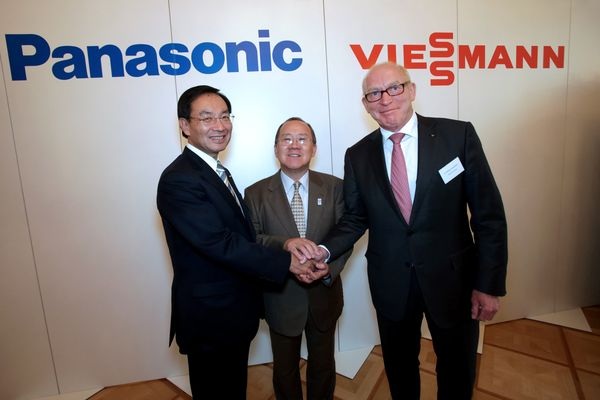Dr. Martin Viessmann (rechts) und Kazuhiro Tsuga, Präsident der Panasonic Corporation (links), präsentierten ihr gemeinsames Projekt zum Brennstoffzellen-Heizgerät in der japanischen Botschaft in Berlin. In der Bildmitte Botschafter Takeshi Nakane. - Viessmann