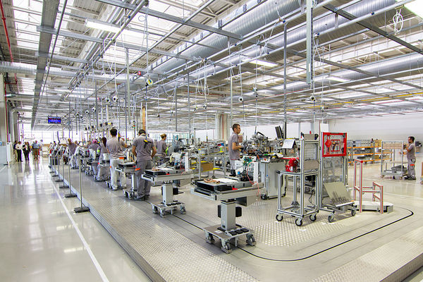 Blick in die Produktion: Große Glasflächen sorgen für eine freundliche Atmosphäre. Die Fertigung ist nach den neuesten Standards für Lean Production konzipiert. - Viessmann