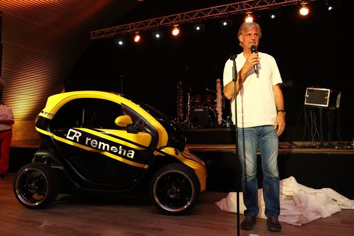 Remeha-Geschäftsführer Rolf Waltermann präsentierte einen Renault Twizy im Remeha-Design. - Remeha