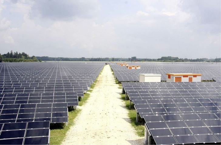 Abb. 1 Strom aus Photovoltaik-Anlagen gibt es in einigen Regionen bereits mehr als die Netze vertragen. Sinnvoller sei derzeit der Zubau größerer BHKW-Anlagen, da diese einfacher in virtuelle Kraftwerke zu integrieren sind, so der Tenor auf der Renexpo-Mikro-KWKTagung. Nach ersten Ergebnissen eines Pilotprojekts können auch Mikro-KWK- und PV-Anlagen ohne größere gegenseitige ­Behinderung kombiniert werden. - SWM