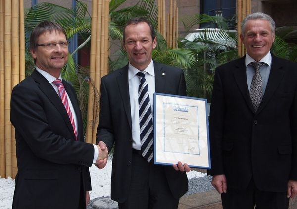 Günther Mertz, Hauptgeschäftsführer des BTGA; Georg Goldbach, Leiter Vertrieb und Marketing in Zentraleuropa der Uponor GmbH; Fritz Nüßle, Bereichsleiter Energetische Gesamtlösungen, Uponor GmbH. - BTGA