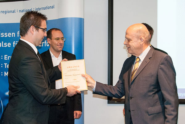 Preisübergabe beim 24. OTTI-Symposium “Thermische Solarenergie“ (v.l.): Thomas Lesch und Quirin Hamp, Viessmann Faulquemont, Wolfgang Schölkopf vom Bayerischen Zentrum für angewandte Energieforschung. - © Guido Bröer, Solarthemen
 Preisübergabe beim 24. OTTI-Symposium “Thermische Solarenergie“ (v.l.): Thomas Lesch und Quirin Hamp, Viessmann Faulquemont, Wolfgang Schölkopf vom Bayerischen Zentrum für angewandte Energieforschung. - Guido Bröer, Solarthemen