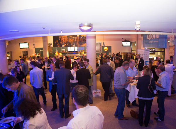 Branchentalk bei der Roadshow für Uni Pipe Plus. - © Uponor
 Branchentalk bei der Roadshow für Uni Pipe Plus. - Uponor