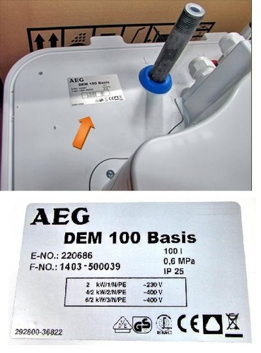 Das DEM-Typenschild befindet, sich an der unteren Geräteseite direkt neben dem Kaltwassereinlauf. - AEG Haustechnik - © AEG Haustechnik
