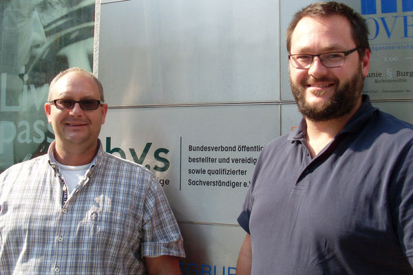 Ralf Masuch, Grant Hummel (v.l.). “Öffentlich bestellt und vereidigt“ ist ein echtes Qualitätsmerkmal. - BVS - © BVS
Ralf Masuch, Grant Hummel (v.l.). “Öffentlich bestellt und vereidigt“ ist ein echtes Qualitätsmerkmal. - BVS - © BVS