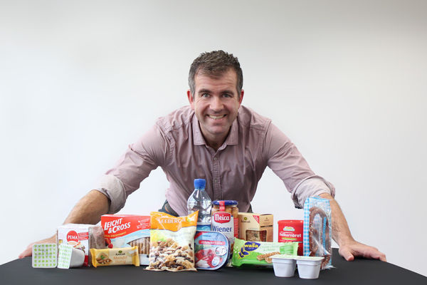 Rainer Sebastian präsentiert die Auswahl für das Heldenfrühstück - Sebastian e.K.