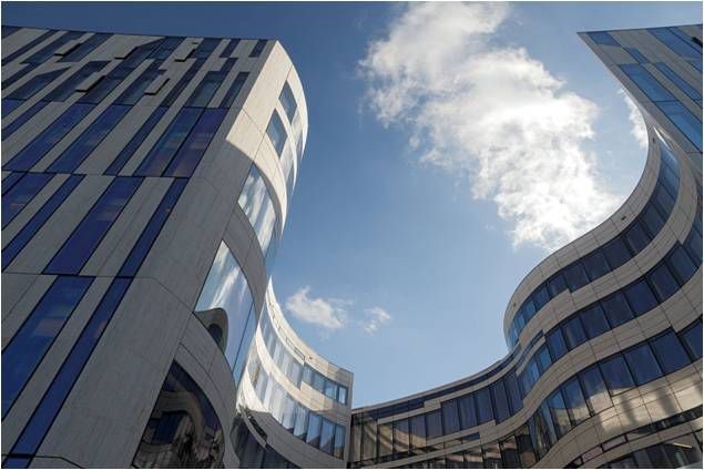 Die Klimatisierung der großen Baukörper arbeitet mit Steuerungstechnik von Saia Burgess Controls. - Saia Burgess Controls