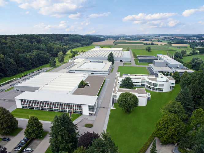 Die Weishaupt-Zentrale in Schwendi mit dem neuen, auf nun insgesamt 5000 m² erweiterten Forschungs- und Entwicklungszentrum (rechts oben). - Weishaupt - © Weishaupt
