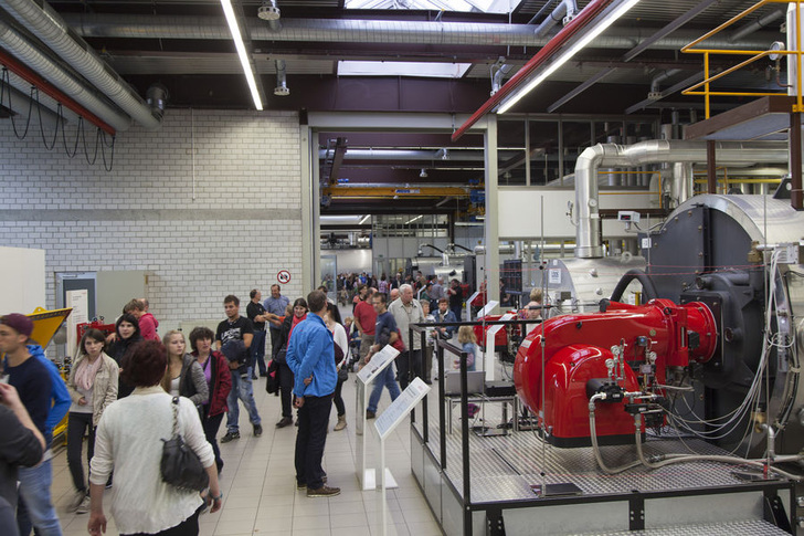 Auch der bestehende, ebenfalls modernisierte Prüfbereich für Brenner konnte besichtigt werden. - Weishaupt