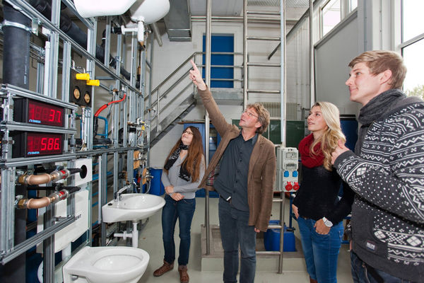 Praxisbezug im Studium: Gemeinsam mit dem Lehrpersonal haben Versorgungstechnik-Studenten der FH Bingen eine Trinkwasser-Versuchsanlage aufgebaut. - Geberit - © Geberit
Praxisbezug im Studium: Gemeinsam mit dem Lehrpersonal haben Versorgungstechnik-Studenten der FH Bingen eine Trinkwasser-Versuchsanlage aufgebaut. - Geberit - © Geberit
