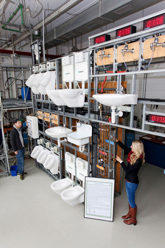 Die Anlage demonstriert typische Problemfelder rund um die Trinkwasserhygiene. Über die Schaltkästen aktivieren die Studenten die Spülungen. An den Anzeigen lesen sie die Durchspülungsaktivitäten ab. - Geberit