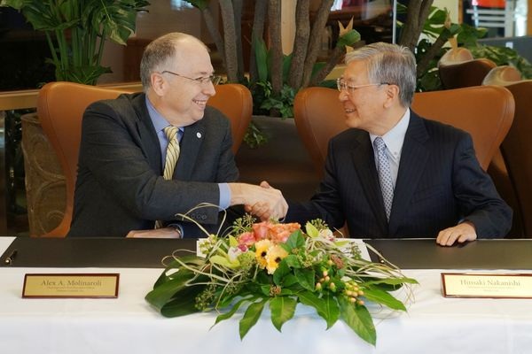 Alex A. Molinaroli (Chairman und CEO Johnson Controls) und Hiroaki Nakanishi (Chairman und CEO Hitachi, Ltd.) unterzeichnen die Vereinbarung für ein globales HVAC-Joint-Venture. - Johnson Controls