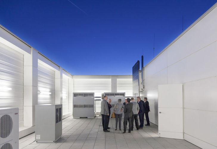 Der Neubau wird beheizt/gekühlt von zwei reversiblen L/W-Wärmepumpen (Mitte). Zwei weitere Wärmepumpen (vorne links) ergänzen die Praxis-Schulung. - © Weishaupt
 Der Neubau wird beheizt/gekühlt von zwei reversiblen L/W-Wärmepumpen (Mitte). Zwei weitere Wärmepumpen (vorne links) ergänzen die Praxis-Schulung. - Weishaupt